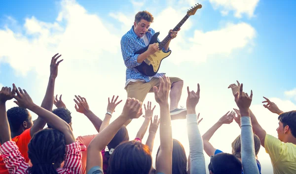 群衆に実行するギターを持つ男 — ストック写真