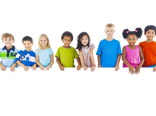 Grupo de niños de pie detrás de la bandera — Foto de Stock