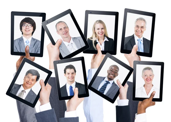 De gezichten van mensen op beeldschermen van tablet — Stockfoto