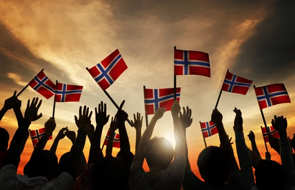 Les gens agitant des drapeaux norvégiens — Photo
