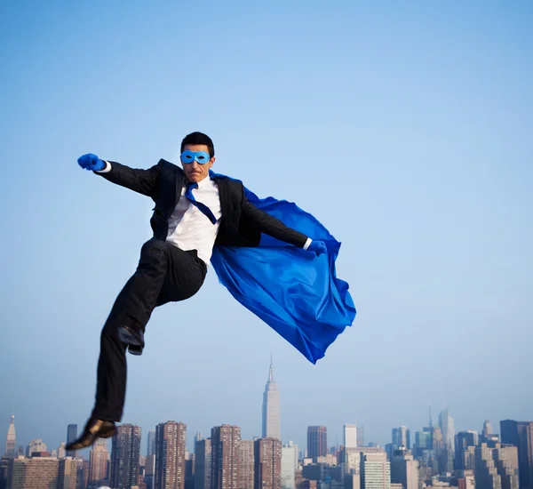 Superhero businessman flying over New York — Stock Photo, Image