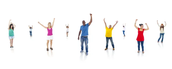 Multiethnische Gruppe von Menschen mit erhobenen Armen im Stehen — Stockfoto