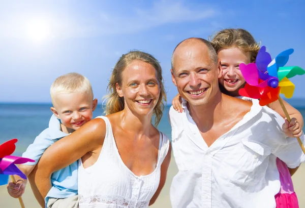 Junge Familie im Urlaub — Stockfoto