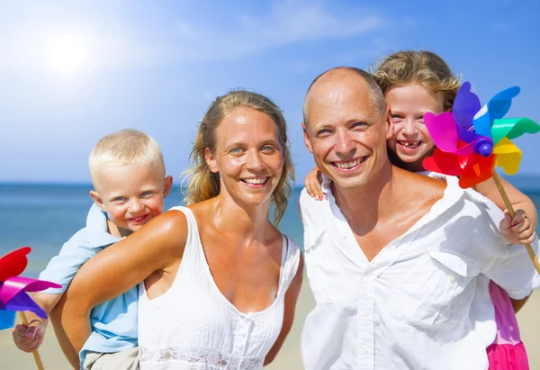 Familia joven de vacaciones — Foto de Stock