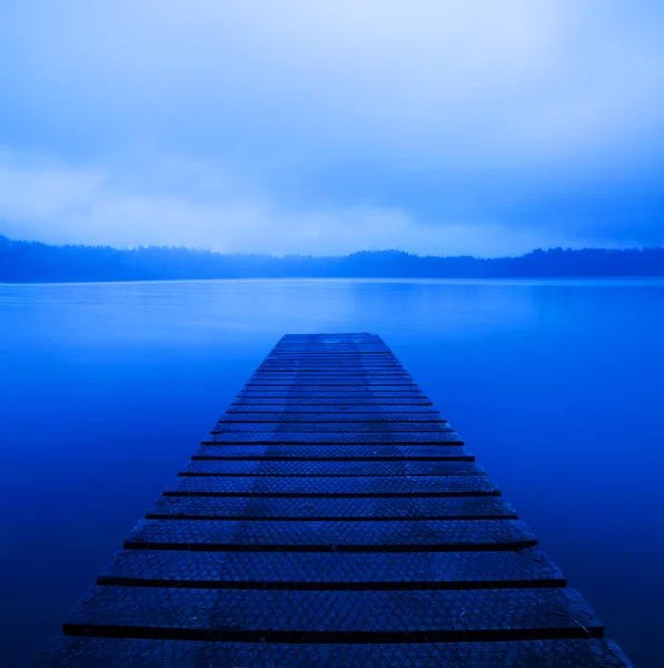 Tranquillo lago tranquillo con molo — Foto Stock