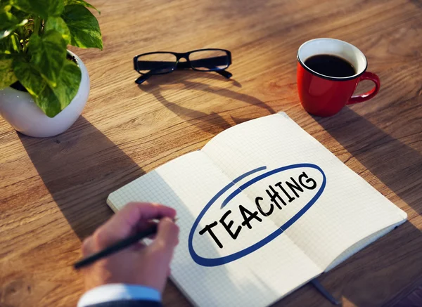 Empresário Escrevendo 'Ensino' — Fotografia de Stock