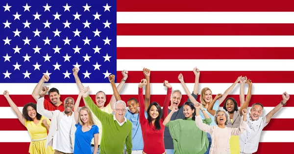 Люди с американским флагом — стоковое фото