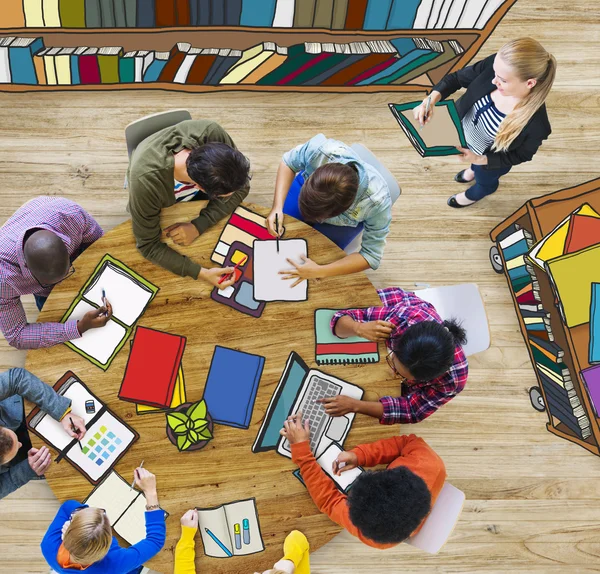 Gruppo multietnico di studenti Brainstorming — Foto Stock