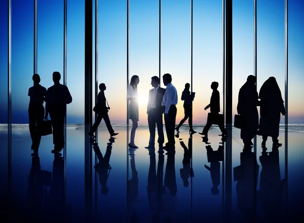 Gente de negocios en el interior del edificio — Foto de Stock