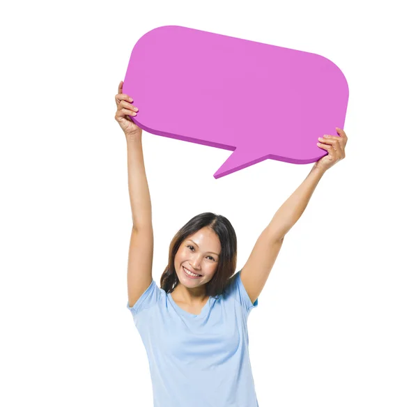 Mujer casual sosteniendo la burbuja del discurso —  Fotos de Stock