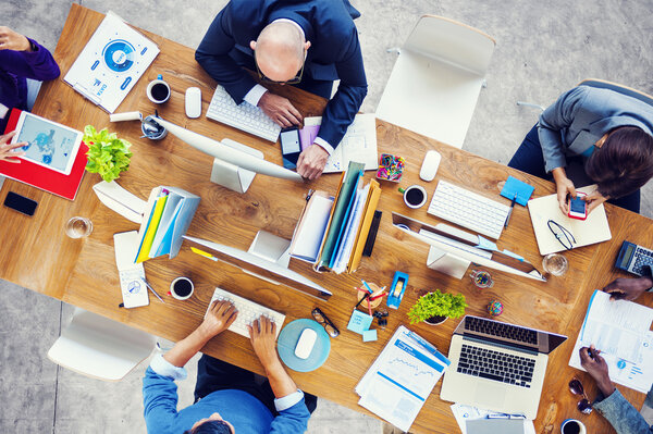 Gente ocupada trabajando en una oficina — Foto de Stock