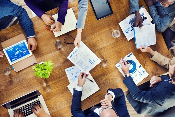 Gruppe geschäftiger Menschen, die in einem Büro arbeiten — Stockfoto