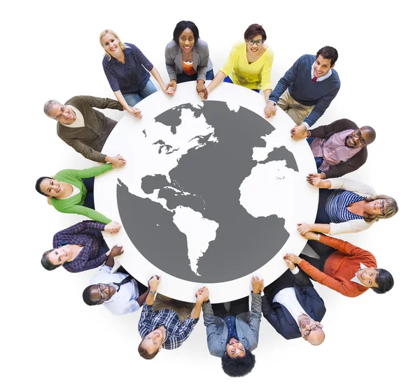 Multietniskt människor i cirkel hålla händer — Stockfoto