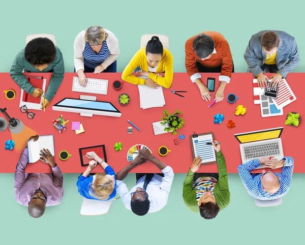 Personas que trabajan en la conferencia — Foto de Stock