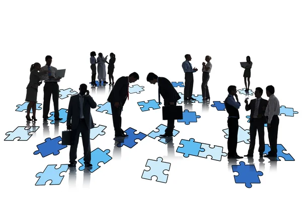 Groep van mensen uit het bedrijfsleven werken en staande op legpuzzels — Stockfoto