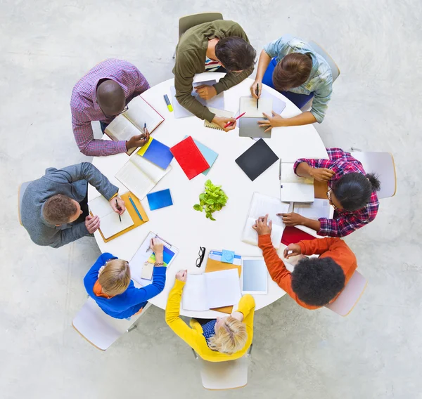 Grupp människor diskutera — Stockfoto