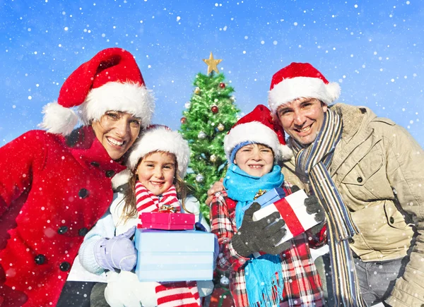 Family spending christmas in snow — Stock Photo, Image