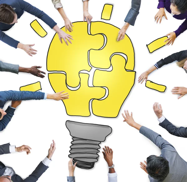 Business People formando lampadina Puzzle — Foto Stock