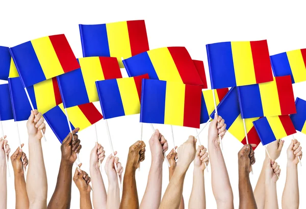 Mains tenant les drapeaux de Roumanie — Photo