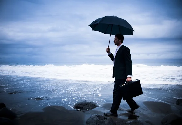 Geschäftsmann geht am Strand spazieren — Stockfoto