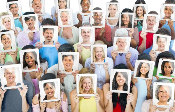 Personas casuales sosteniendo la tableta con fotos — Foto de Stock