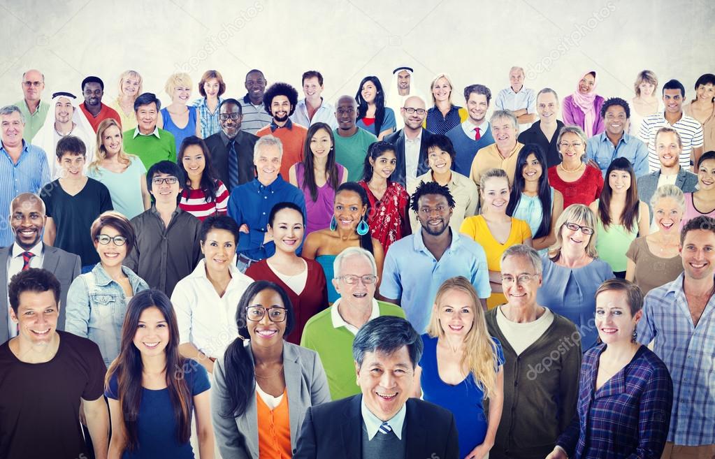 Сильная команда. Несколько человек. Группа людей. Человек и информация. Много людей с зонтиками.