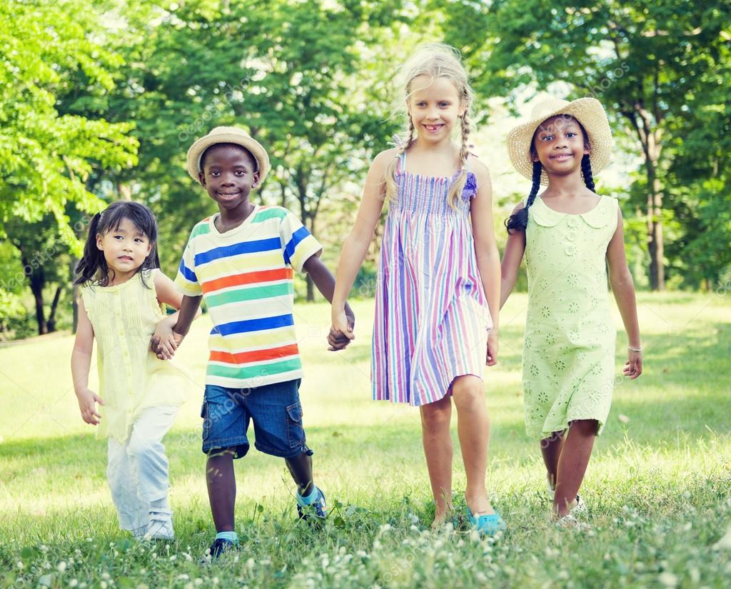 Niños caminando en el Parque — Foto de stock © Rawpixel #52459391