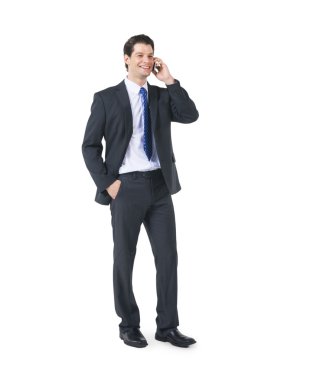 İş adamı telefonda konuşuyor.