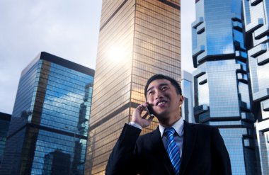 İş adamı telefonda konuşuyor.