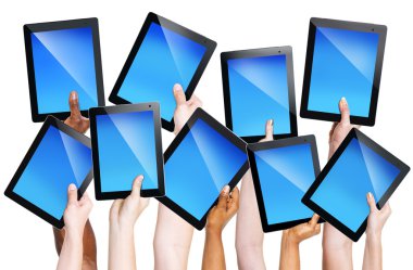 Kaldırdı ve tablet tutan eller
