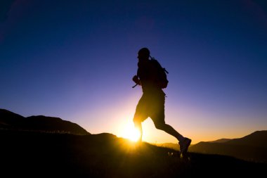 çalışan adamın silueti