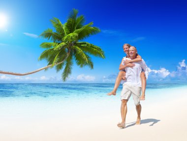 Kumsalda yürüyen çift