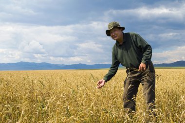 çayır yürüyen adam