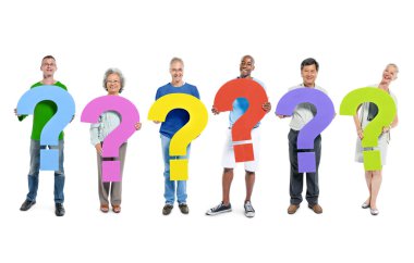 Soru işaretleri tutan insanlar