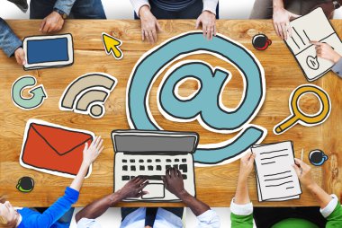 İnsanlar online mesajlaşma hakkında tartışıyor