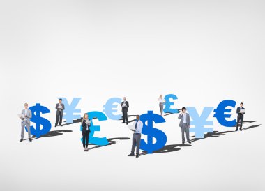 Farklı para birimi simgeleri ile iş adamları