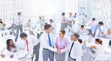 İş adamları ofiste toplanıyor.
