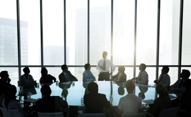 Konferans salonunda konuşma lider