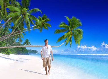 adam sahilde rahatlatıcı