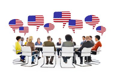İnsanlar toplantı ve Amerika Birleşik Devletleri bayrağı