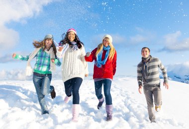 Karda eğleniyor arkadaşlar