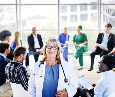 destek grubu önünde kadın doktor