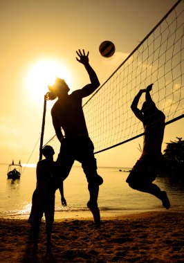 gün batımında plaj voleybolu