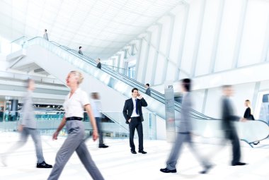 Alışveriş merkezinde telefonda işadamı Talking