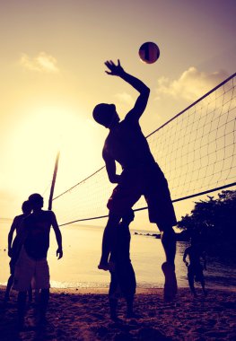 gün batımında plaj voleybolu