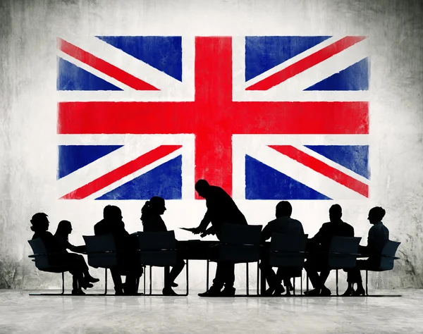 Mensen uit het bedrijfsleven en de vlag van Verenigd Koninkrijk — Stockfoto