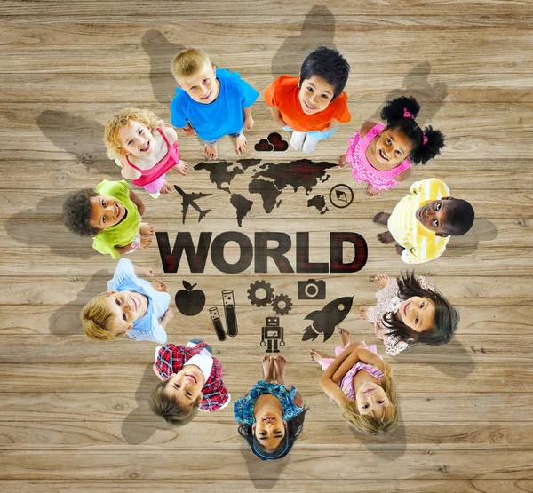 Multietniskt grupp barn med världskarta — Stockfoto