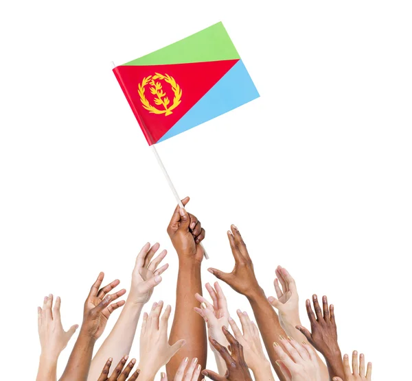 Mensen bedrijf vlag van eritrea — Stockfoto