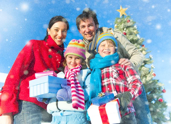 Familia posando para la foto de Navidad —  Fotos de Stock