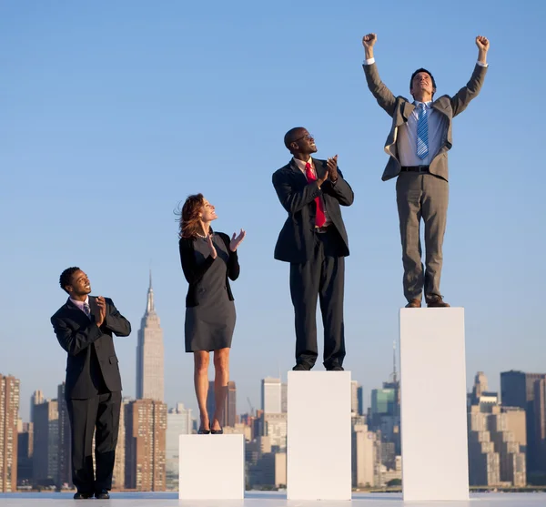 Des hommes d'affaires debout sur les marches — Photo